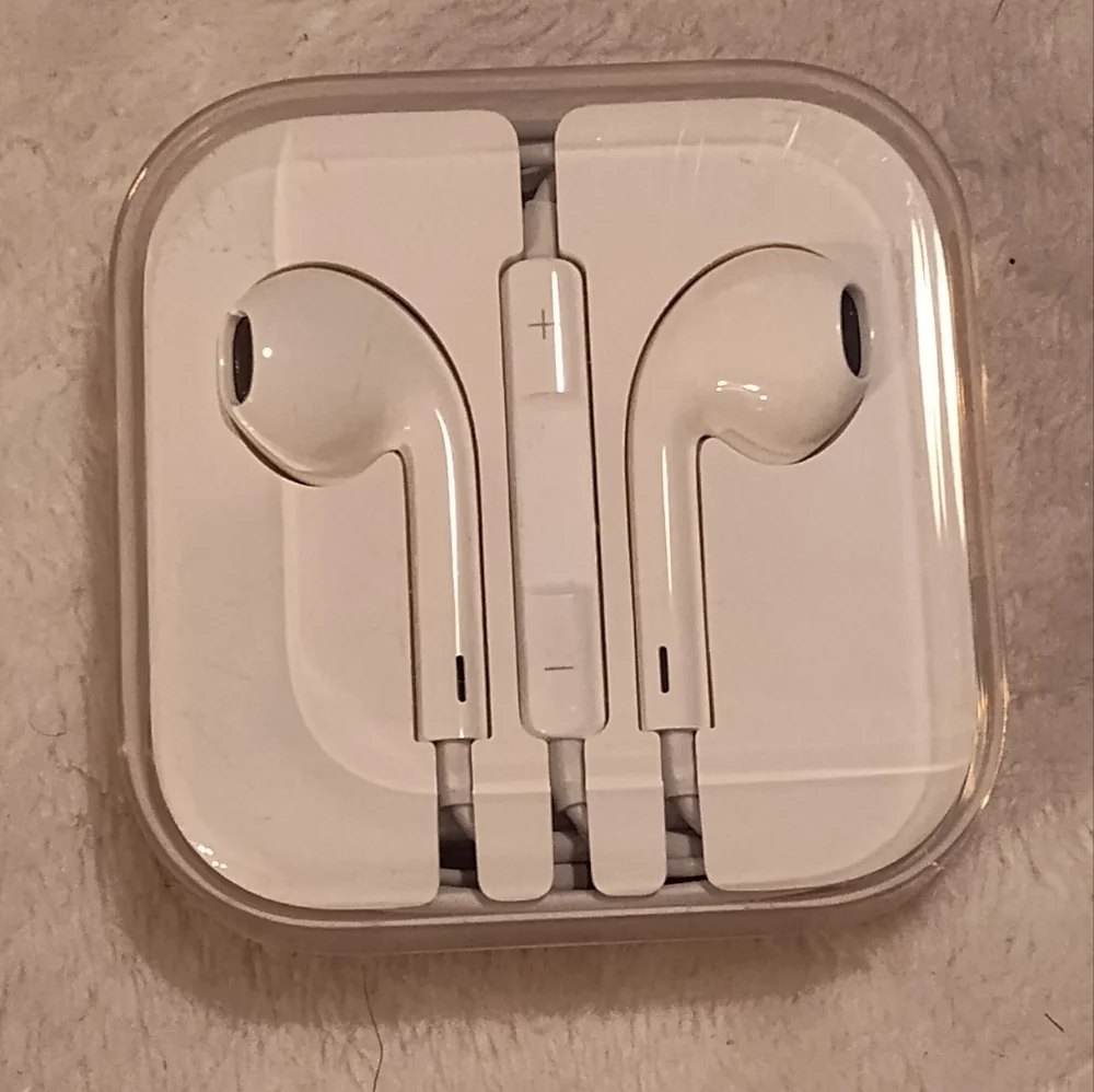 NEW!! APPLE Wired Ear Buds